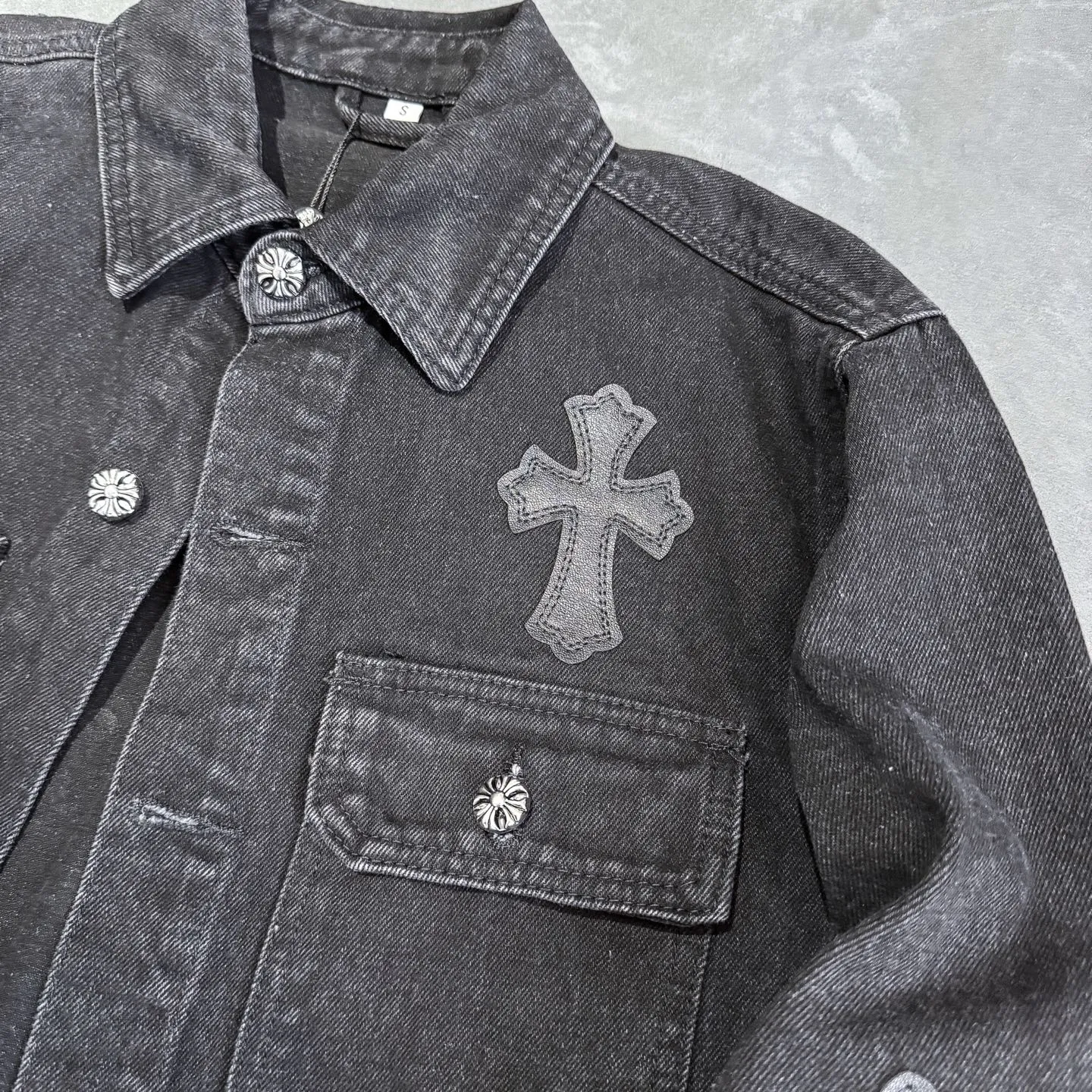 P260 CH Chromehearts 23ss denim cross patchwork leather black and white denim jacket. A super versatile denim jacket that is breathable, comfortable and elegant! The entire garment is made of super heavy-duty workmanship and is made of denim denim fabric imported from Japan. After the finished product is washed, the loss rate is extremely high! The whole body is made with old craftsmanship and the upper body is stylish! The body has multiple crosses and leather logos sewn on it! Because of the old craftsmanship, everything from gold five to three marks has been re-made with new molds, 100% restored to the original craftsmanship! All the leather characters are laser-aligned. The leather difference is definitely not the same as that of the super-fiber leather on the market. This year’s new sheep leather is used. The finished embroidery guarantees the quality of the entire product❗ It took nearly two months of back-and-forth production to get a satisfactory effect. The various cutting designs really took a lot of effort to achieve a satisfactory experience! The same style for men and women, great for couples!   Color: black with white label Size: S M L
